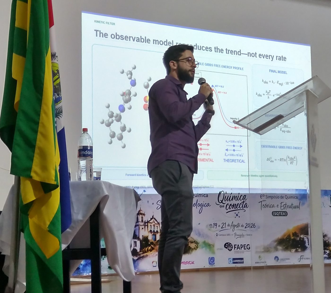 Mário apresentando a comunicação oral sobre a dipirona no 6º SQTEA